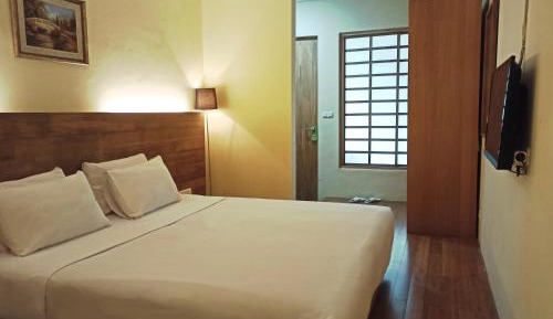 Deluxe Room (2 Adults + 1 Child)