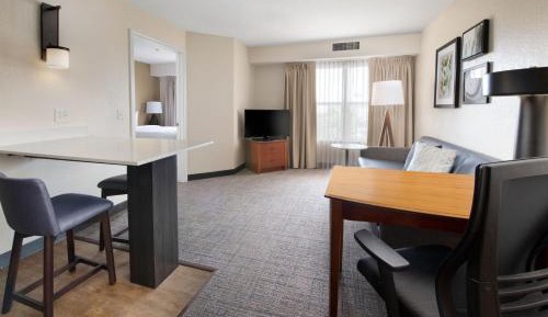 One-Bedroom Queen Suite