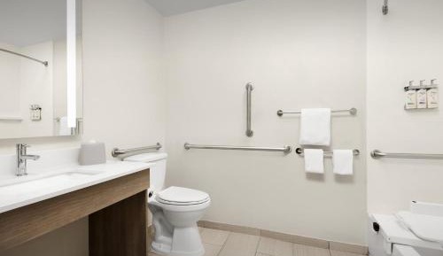 Suite with Mobility Accessible Tub - Non-Smoking