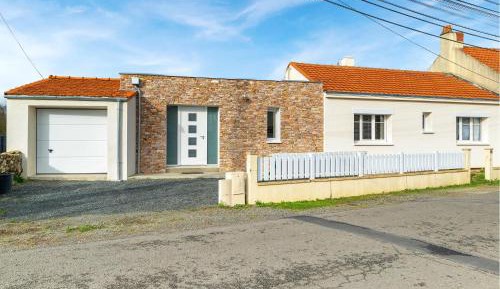 Three-Bedroom Holiday Home 