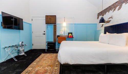 Room 2:9 - Deluxe Skylight Queen