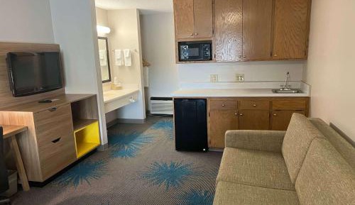Studio Suite with Two Double Beds - Non-Smoking