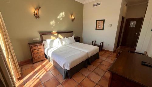 Family Room (2 Adults + 2 Children)