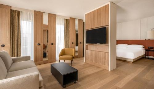 King Suite - Club Lounge Access