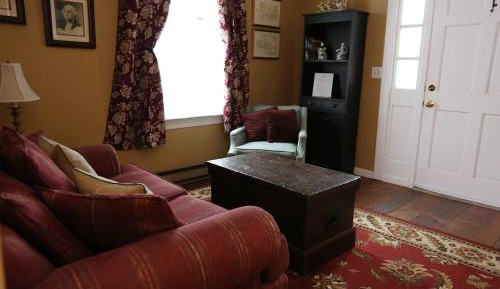 Deluxe Queen Suite
