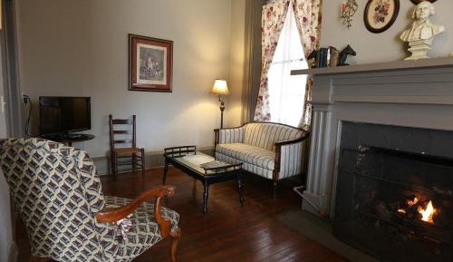 Deluxe Queen Suite