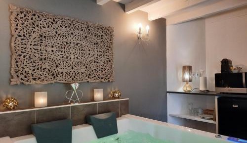 Studio with Spa Bath