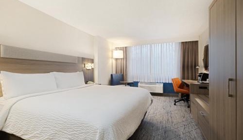 Standard King Room with Roll-in Shower - Mobility Accessible