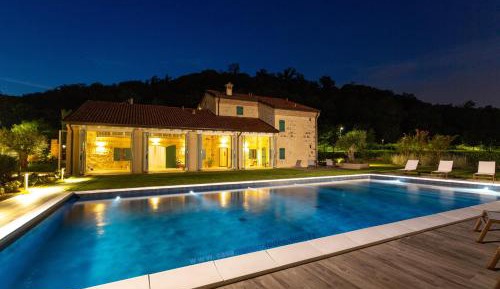 Apartment with Pool View 