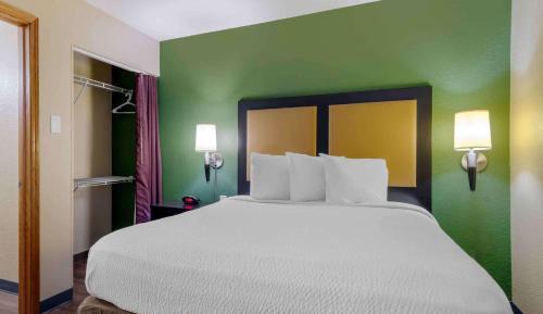 Deluxe Studio with 1 Queen Bed - Non-Smoking