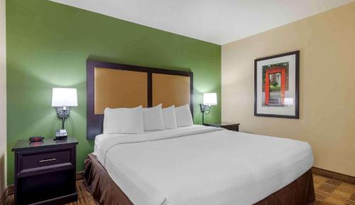 Deluxe Studio with 1 King Bed - Non-Smoking