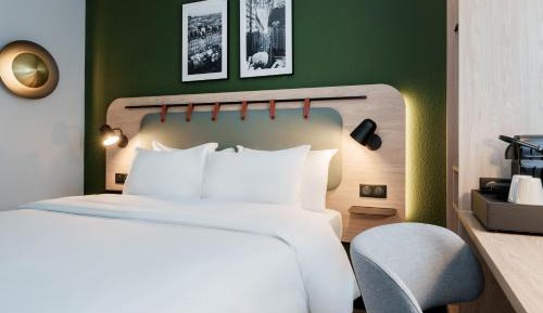 Superior Room - 1 Queen Bed