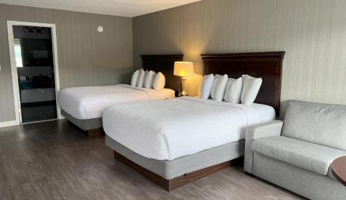Poolside Jacuzzi Suite