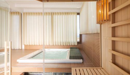 Deluxe Suite with Spa Bath