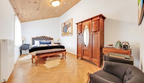 Deluxe Queen Suite