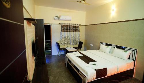 Deluxe Double Room (2 Adults + 1 Child)