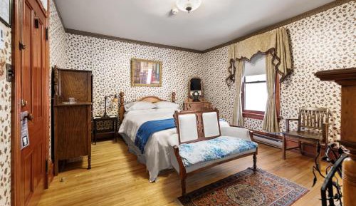 Queen Room with Fireplace