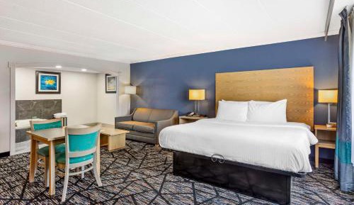 King Suite with Spa Bath - Sofa Bed/Non-Smoking
