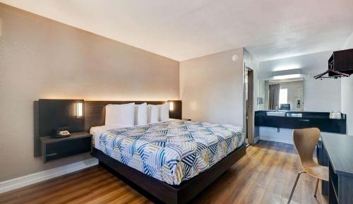 King Room with Roll-in Shower - Disability Access - smoking