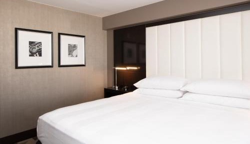 King Room with Roll-in Shower - Mobility and Hearing Accessible