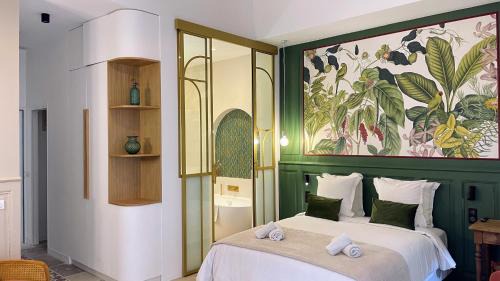Deluxe Suite with Bath