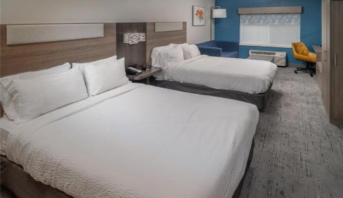 Standard Queen Room with Two Queen Beds and Roll-In Shower - Mobility Access