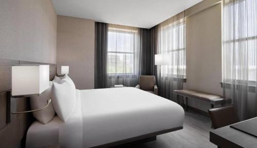 Corner Guest Room, Larger Guest room, 1 King