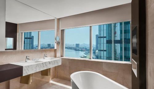 One bedroom Connecting Apartment, Concierge lounge access, 1 King