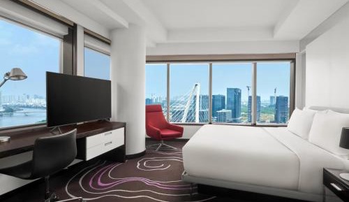 Concierge lounge access, 1 Bedroom Larger Suite, 1 King, River view, Corner room