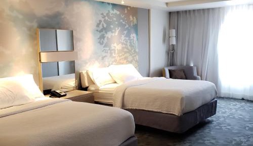 Queen Room with Two Queen Beds and Adapted Tub - Mobility Accessible