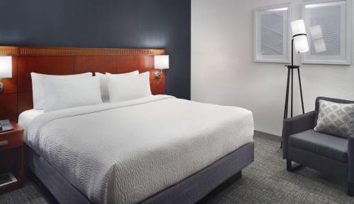 One-Bedroom King Suite with Courtyard View