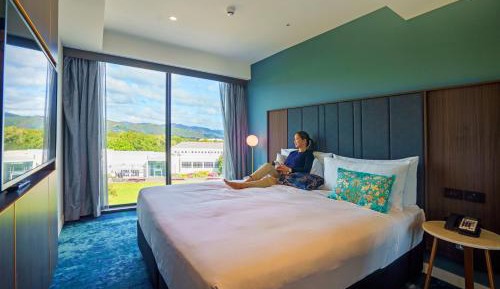 One-Bedroom Deluxe King Suite with Garden View