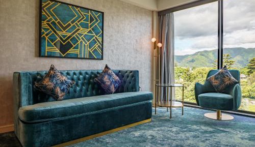 One-Bedroom Deluxe King Suite with River View