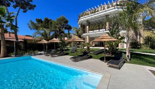 Apartment with Pool View 