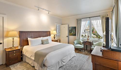 Deluxe King Room