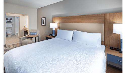 One Bedroom Suite Mobility with Accessible Tub