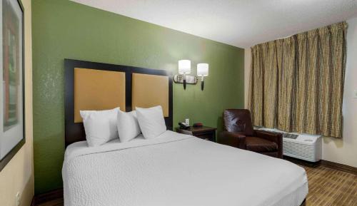 Queen Studio with One Queen Bed - Disability Access/Non-Smoking