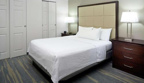 One-Bedroom Queen Suite with kitchenette & fireplace