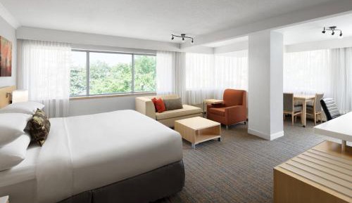 One-Bedroom Corner Club Suite - Club Lounge Access