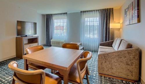 One-Bedroom Corner Queen Suite