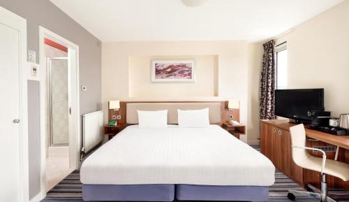 One-Bedroom Queen Suite