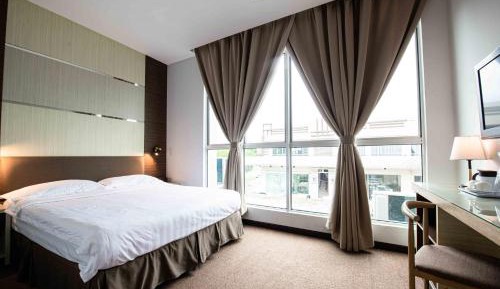 Deluxe Queen Room