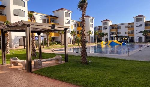Apartment with Pool View 