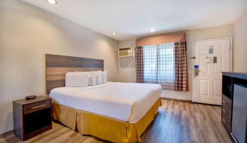 Standard King Room - Non-Smoking 
