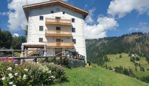 Apartment with Mountain View