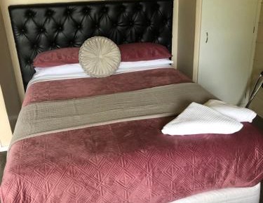 Queen Studio with Private Bathroom