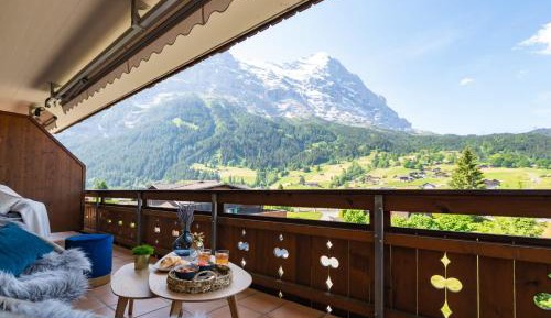 Apartment with Mountain View