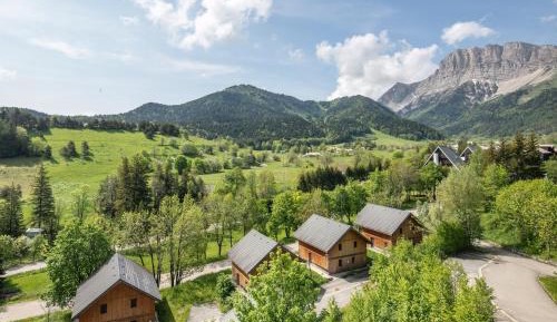 Two-Bedroom and 1 Cabin Apartment - 8 People