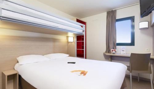 Triple Room (1 Double Bed + 1 Single Bed)