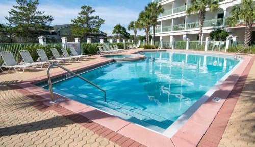 One-Bedroom Apartment with Pool View